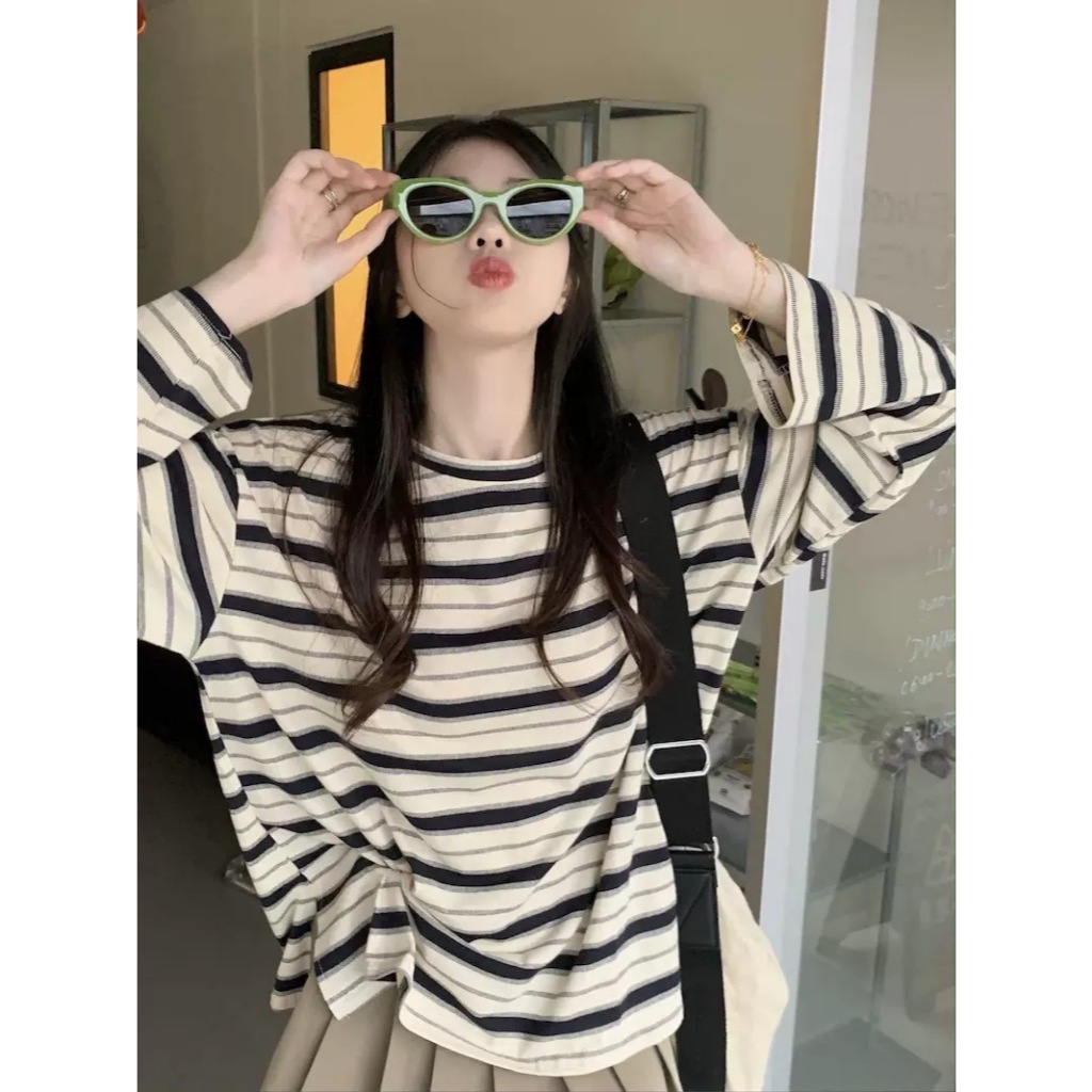 เสื้อยืดคอกลมแขนยาวลายทางสำหรับผู้หญิง ทรงหลวมสบาย ๆ ผ่าข้าง