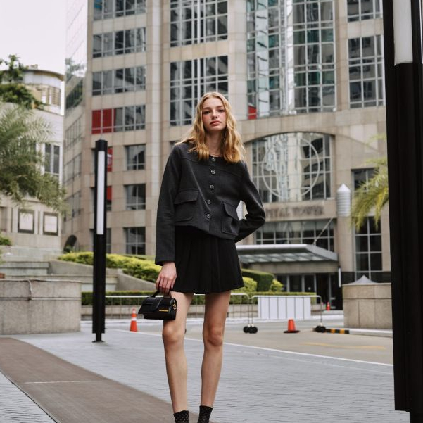 La Mignonne (S-2XL) Modern Cropped Blazer เบลเซอร์ใส่ทำงาน มาพร้อมกระดุมหน้าโลโก้ร้าน ทรงสวยใส่ได้ทุ