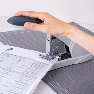 Deli เครื่องเย็บกระดาษ (คละสี 1) รุ่นประหยัดแรง 210 แผ่น อุปกรณ์สำนักงาน Heavy Duty Stapler