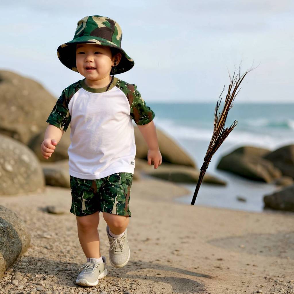 ชุดเด็กลายพราง งานตัดต่อ ผ้าตาข่ายสีดำ และสีขาว ระบายอากาศดี ไม่ร้อนกางเกงขาสั้นเปนลายพราง ใส่ได้ทั้งเด็กชาย เด็กหญิง