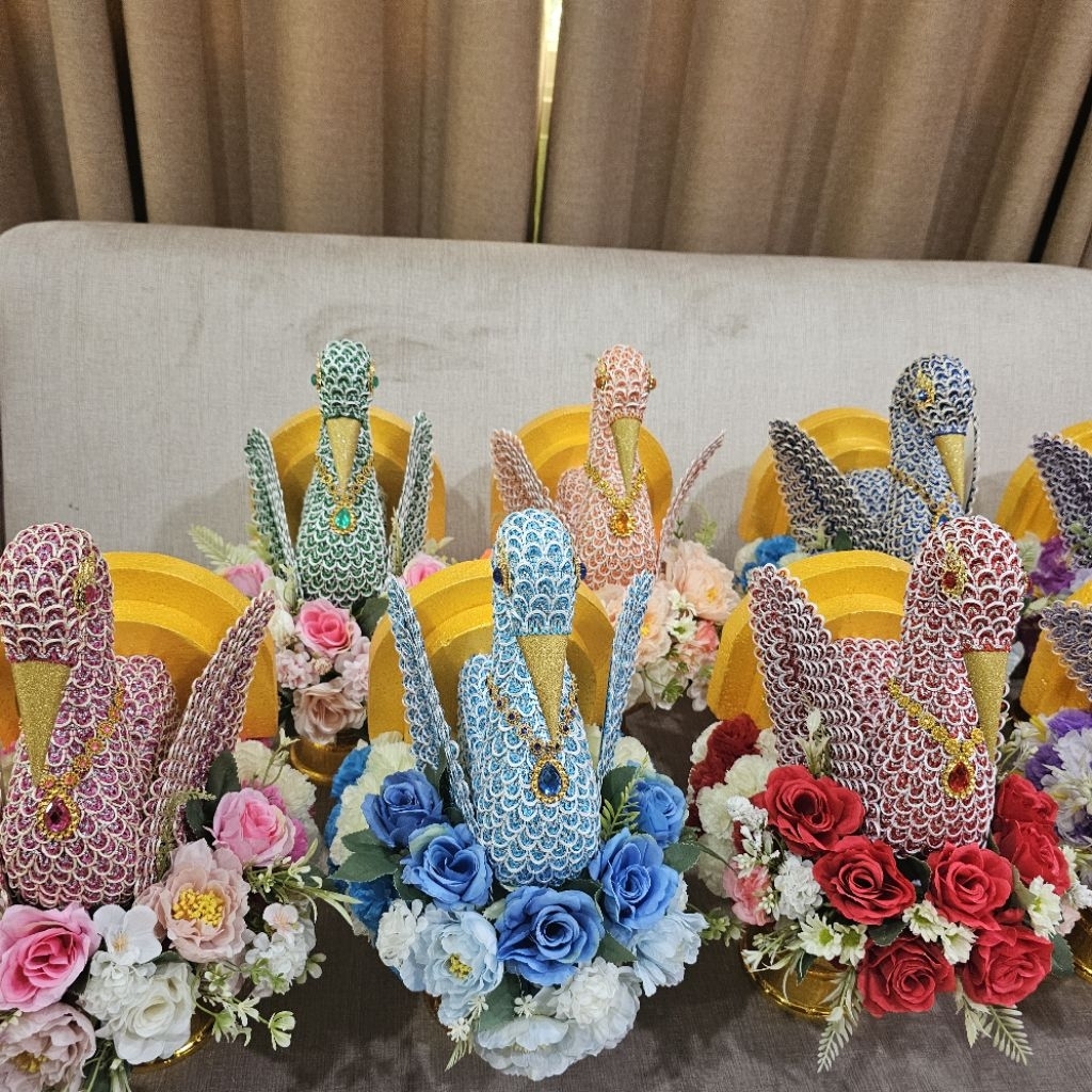 M01 พร้อมส่ง พานพุ่มนกยูงกฐิน พร้อมไม้เสียบธนบัตรใบโพธิ์ทองประดับพลอย 10 ชิ้น - รูปที่ 7