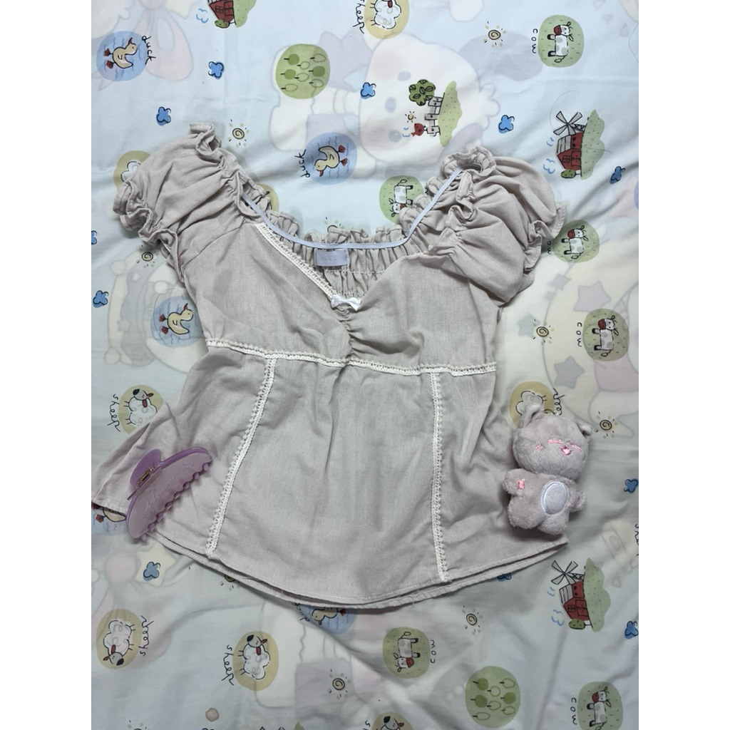 acey สีครีมๆ ปาดไหล่ได้