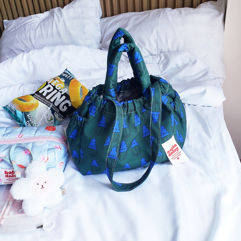 พร้อมส่ง-Hello Daisy-Mini Pumpkin bag ลาย  minimal สีเขียว ช่อง 2 ข้างใส่แก้วน้ำ  ใส่ IPad /notebook 11"ได้