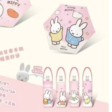 ร่มพับเล็ก​กางมือ miffy สินค้าลิขสิทธิ์​แท้💯💯💯 มีเคลือบกัน UV มาพร้อมกระเป๋าถือใส่ร่ม ราคา 359 บาท