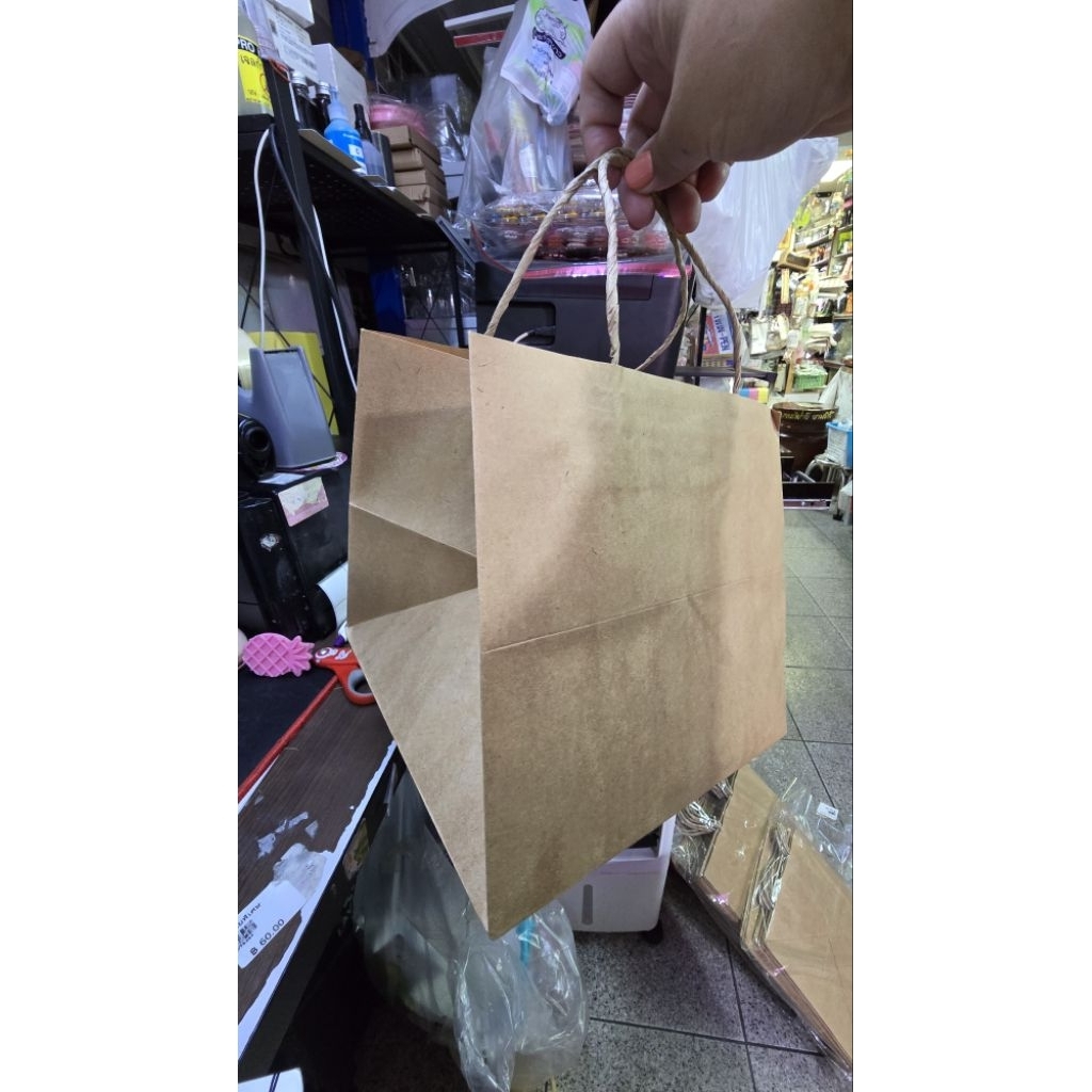 ถุงกระดาษ ใส่กล่องเค้กขนาด 1 ปอนด์ 21.5 * กับ 20 เซนติเมตร แพ็ค ละ 10 ใบ