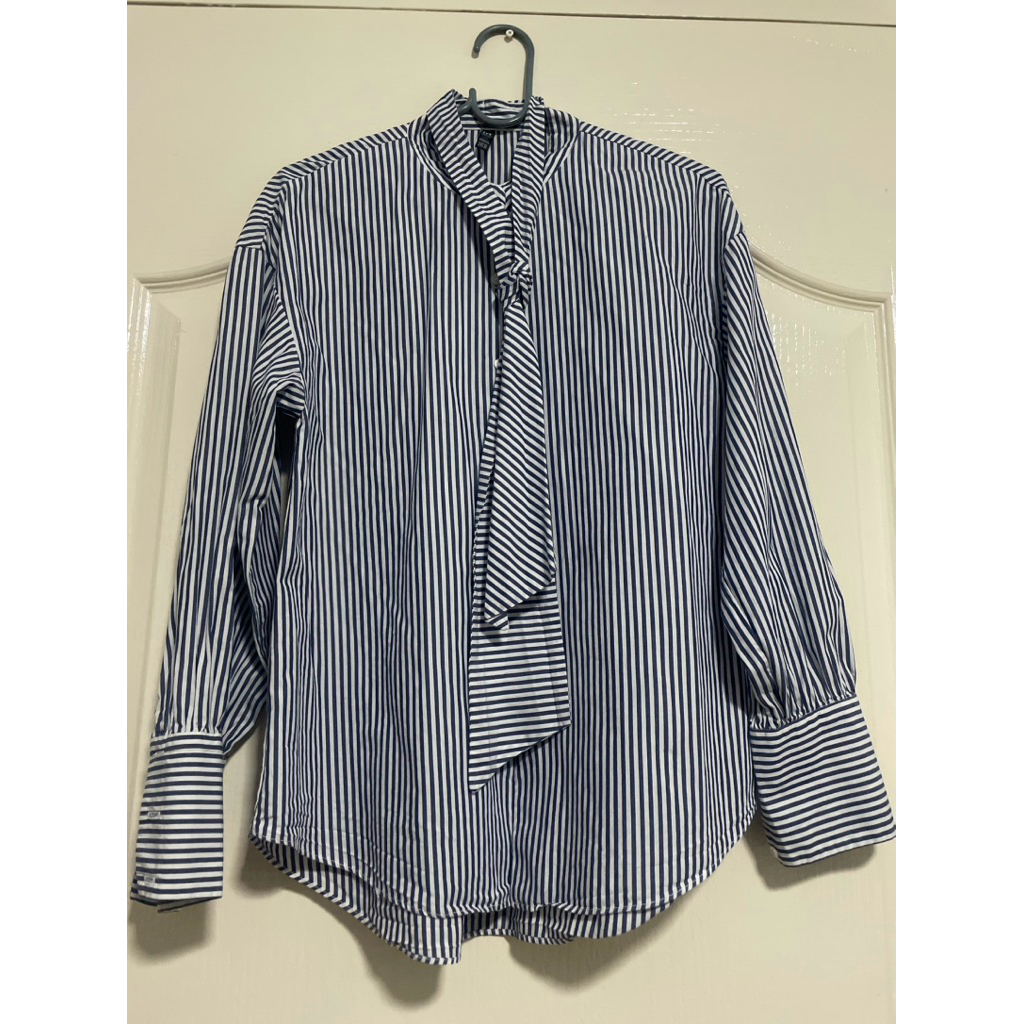 ส่งต่อเสื้อ Zara trf คอโบ /ผูกไทด์ สีขาวน้ำเงิน ทรง Oversize ป้ายติดไซส์ XS อก 36“