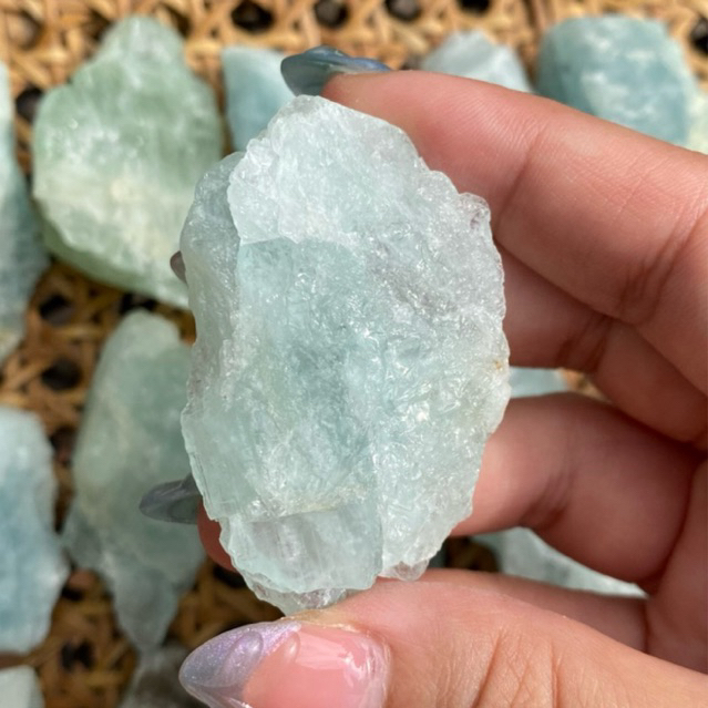 Aquamarine อความารีน สีฟ้าสวย น่ารักมาก ช่วยให้จิตใจสงบ อ่อนโยน นำโชคลาภ ความมั่งคั่ง ความกล้าและความสุขมาสู่ผู้ครอบครอง
