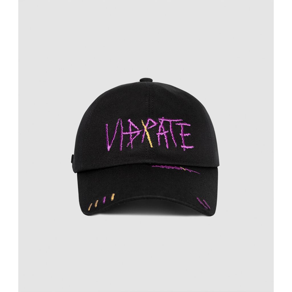 หมวกสีดำ มีลายแบรนด์ Vibrate แบบเดียวกับที่ bobby วง Ikon ใส่