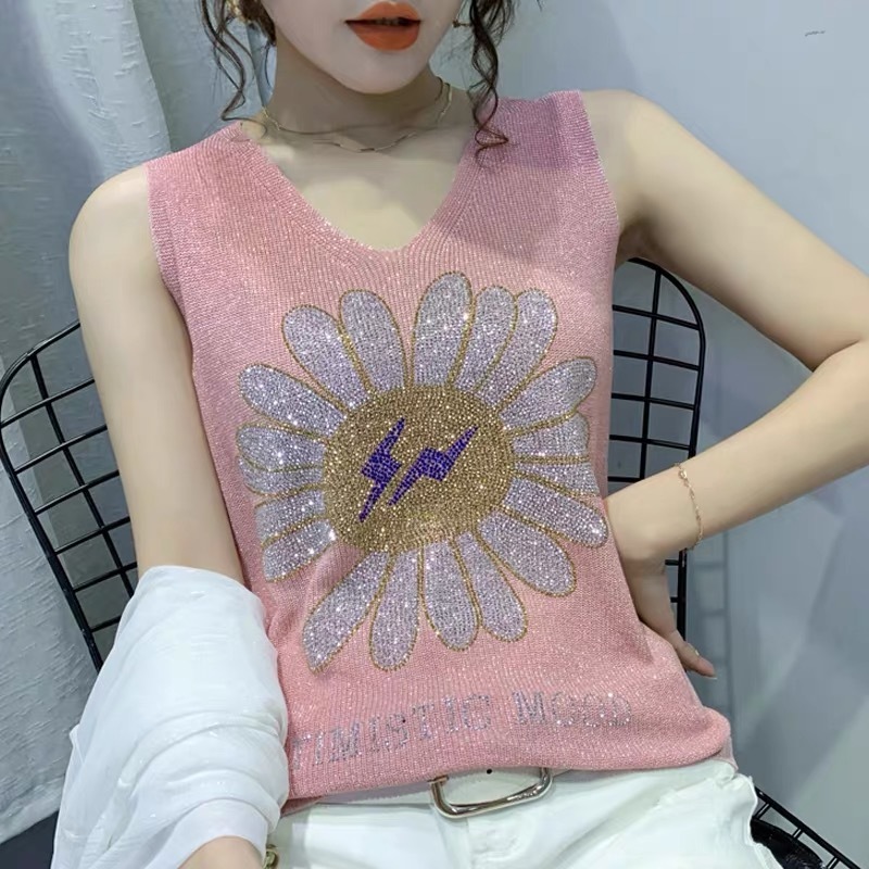 เสื้อแขนกุดไหมพรม คอวี ผ้าวิ้งๆเล่นแสง สวมใส่สบาย แต่งลายดอกไม้ปักตรงกลาง งานผ้าเกรดพรีเมี่ยม จัดส่งที่รวดเร็ว – โปรปัง
