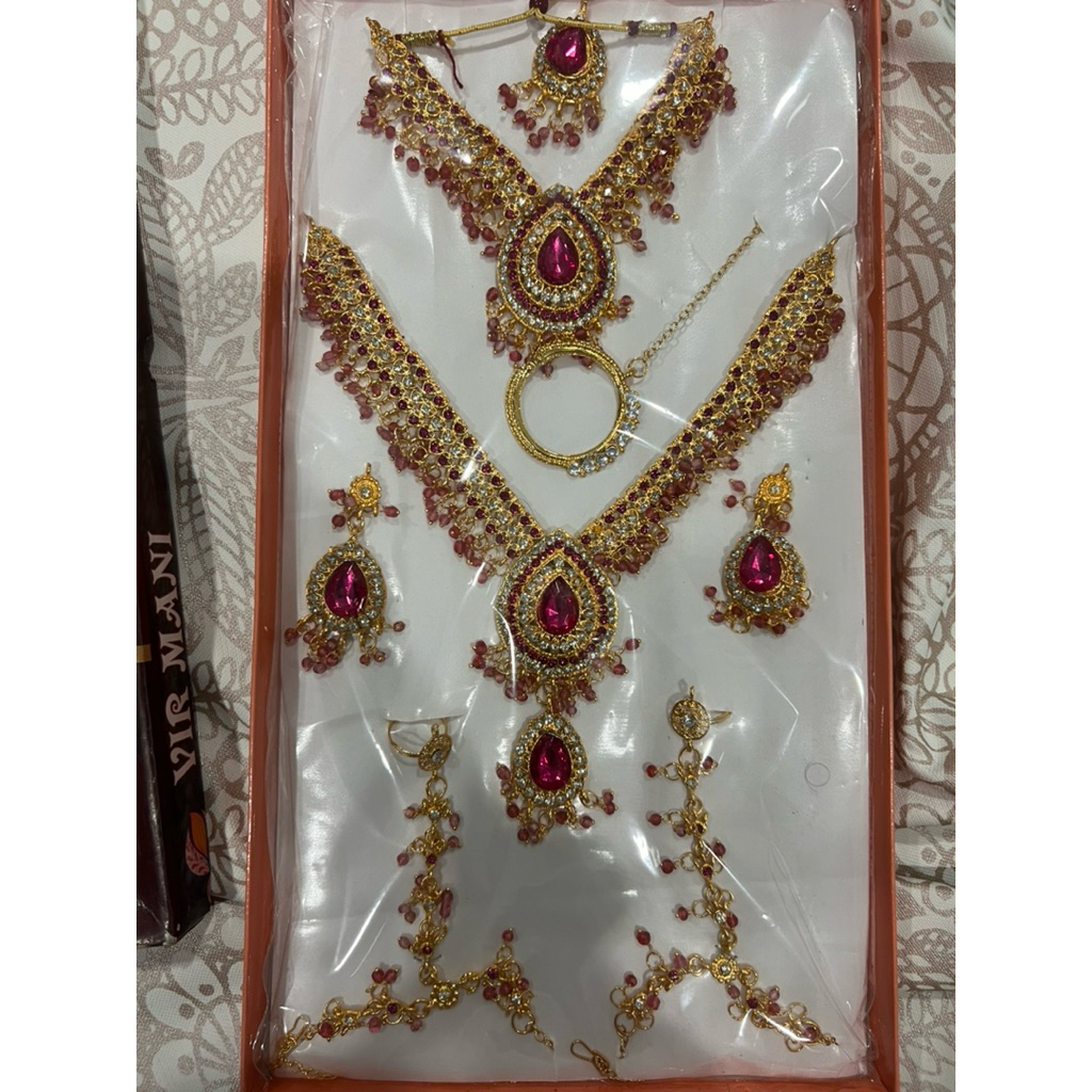 เครื่องประดับอินเดียของผู้หญิงหกชิ้น Bridal Indian jewelry set