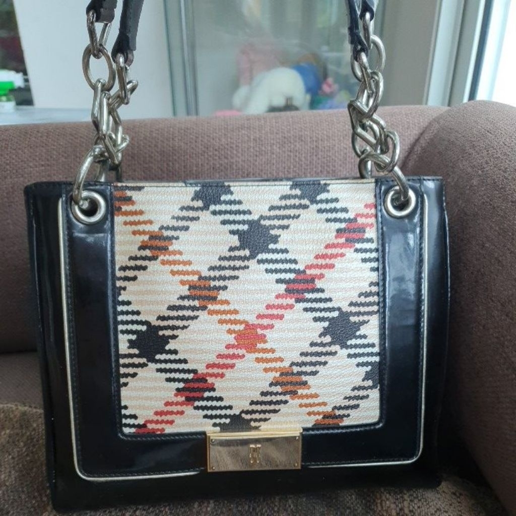 กระเป๋าหนังแก้ว Daks London