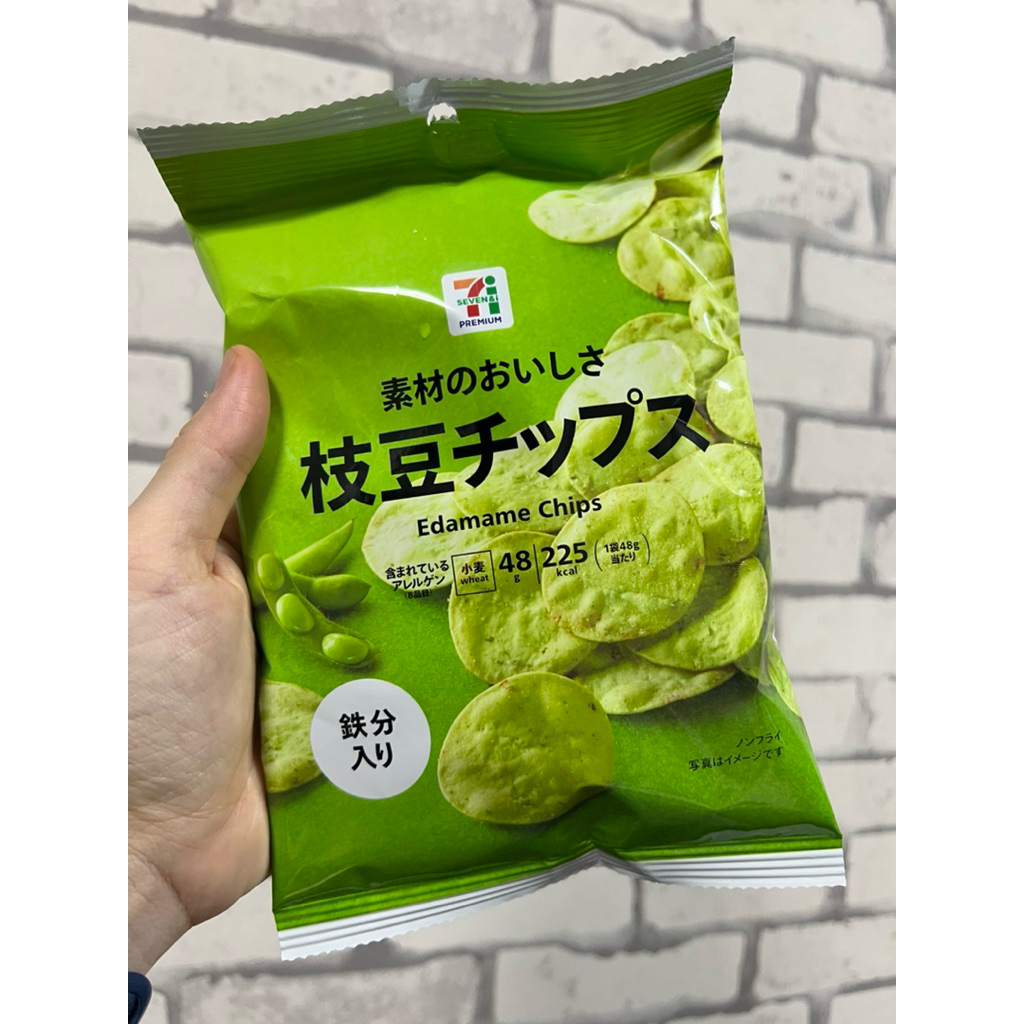 ขนมญี่ปุ่น 7-Eleven Premium Edamame Chipsทำจากถั่วแระญี่ปุ่นอบกรอบแบบแผ่นบาง อร่อยสมคำร่ำลือ คนรีวีว