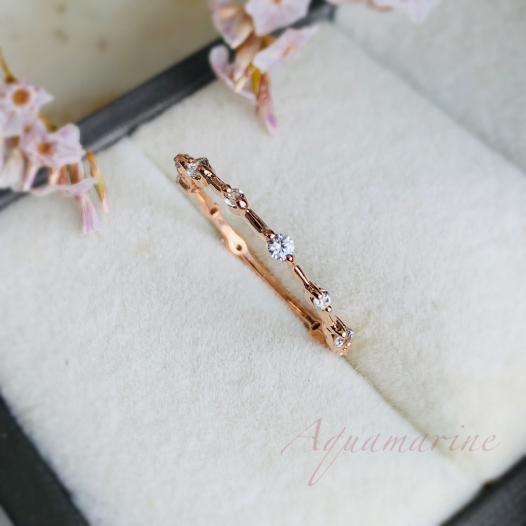 แหวนพลอยเพทายขาวสไตล์มินิมอล( ฝังพลอยเกือบรอบนิ้ว )เจียระไนกลม 2 mm. สลับ 1.5 mm.