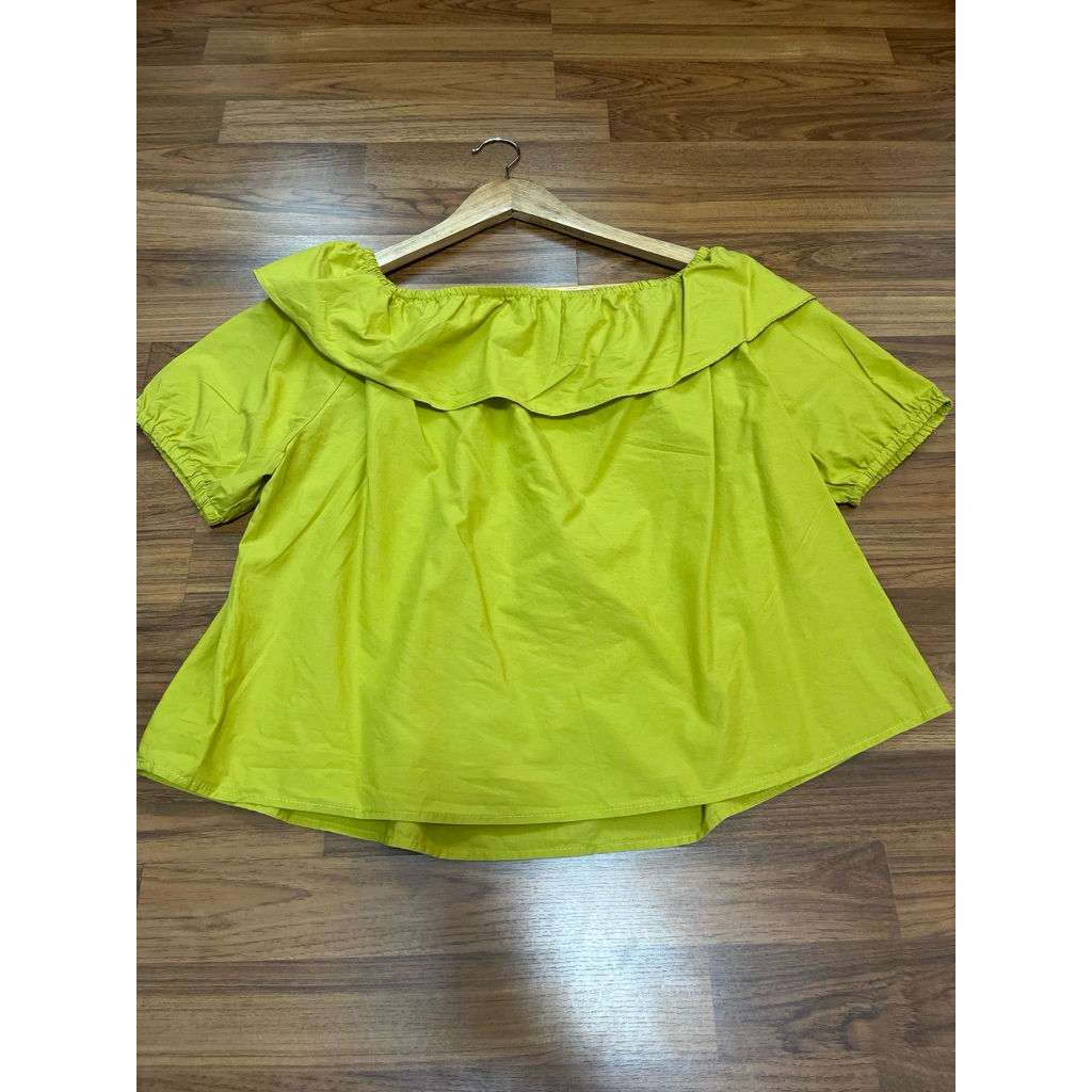 เสื้อแฟชั่นปาดไหล่ แต่งคอระบาย สีเขียว อกหน้าผ้า40“++ ยาว19” (K33)