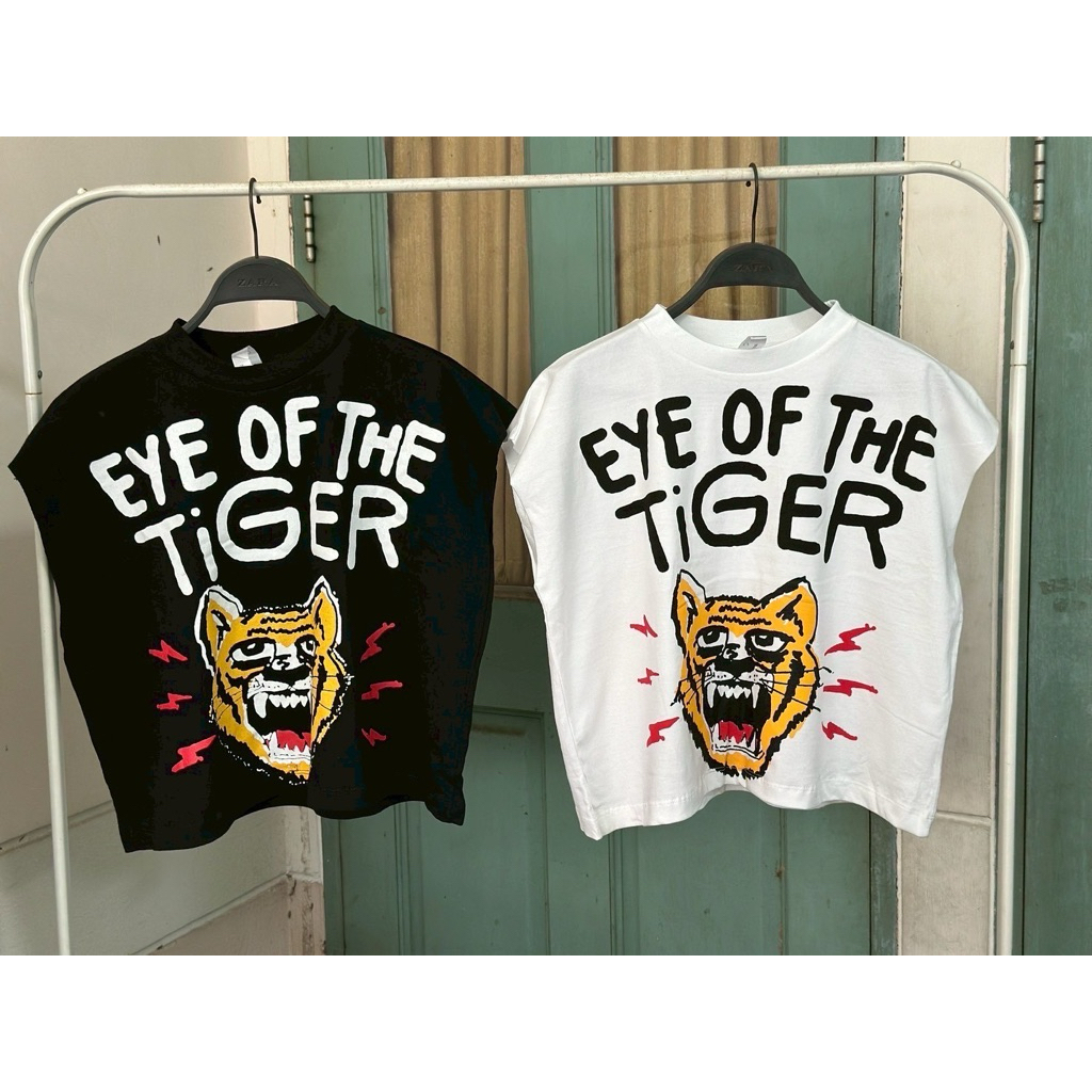SIS.ON | พร้อมส่ง🧸เสื้อครอป crop top แขนกุด มีแขน SHE (eye of tiger)