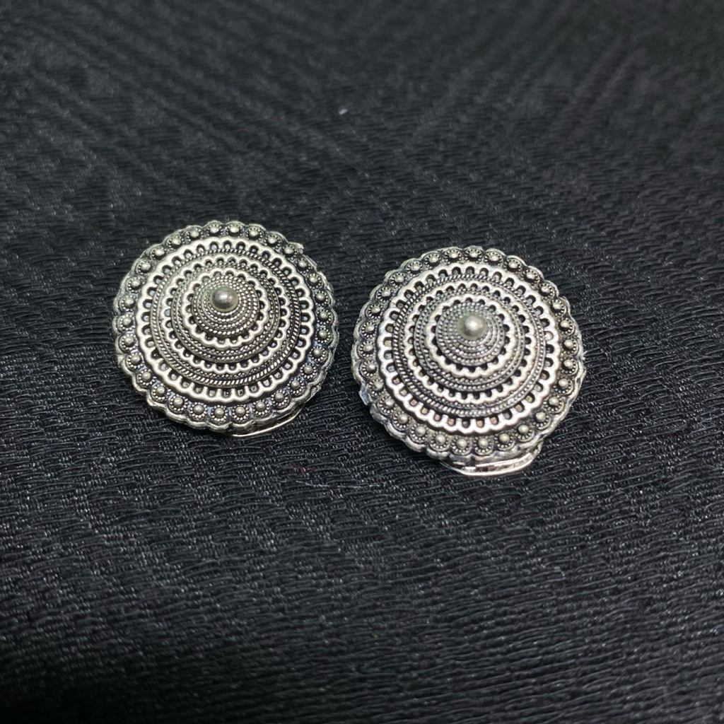 ต่างหูแบบหนีบลายโบราณ  วัสดุเคลือบโลหะ สามารถสวมใส่ได้ทุกเพศทุกวัยทุกโอกาส หรือใส่ร่วมกับชุดไทย ชุดล้านนา สินค้าพร้อมส่ง
