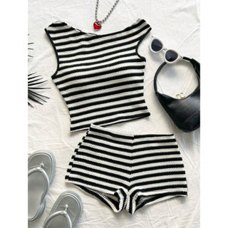 ชุดเซ็ตผู้หญิง 2 ชิ้น เสื้อครอปถัก ลายริ้ว และกางเกงขาสั้นเอ…