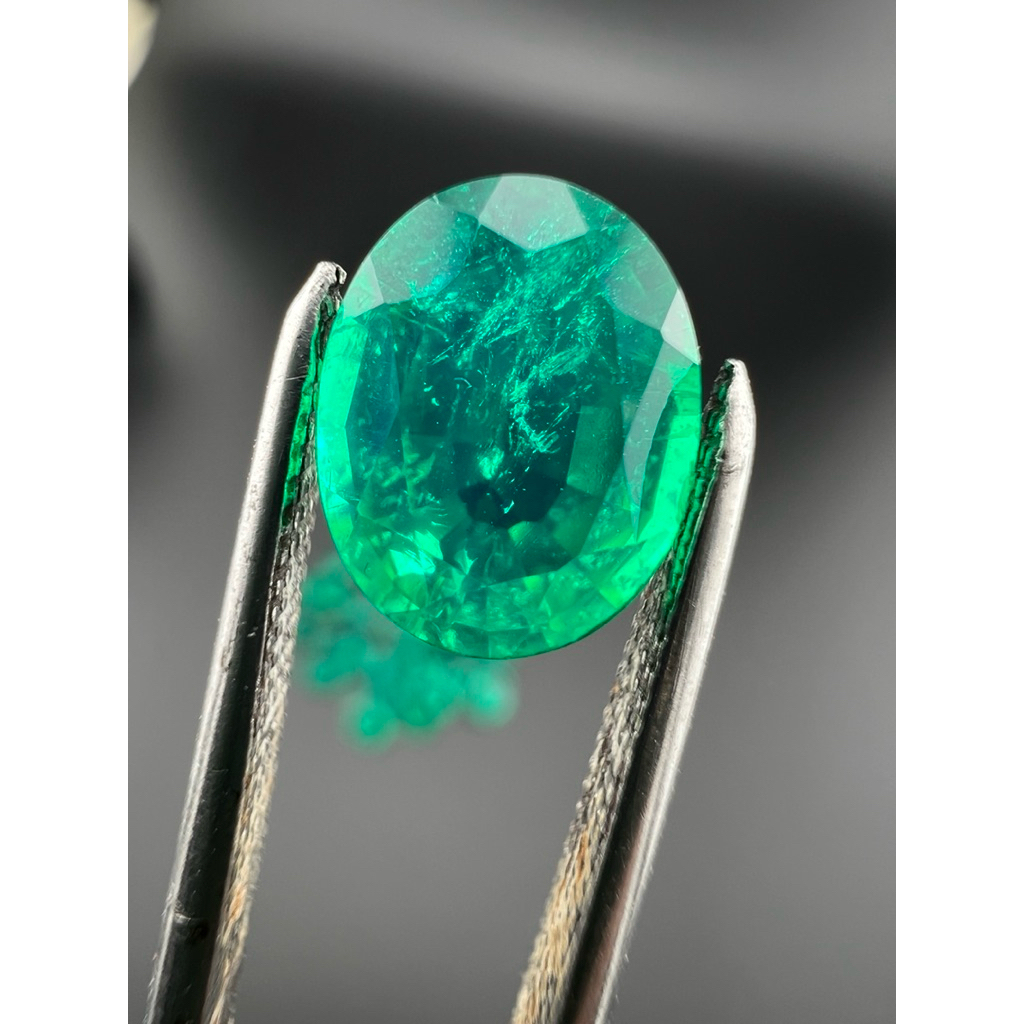 พลอย columbiaโคลัมเบีย Green  Emerald มรกต very fine lab made EMERALD  color oval shape 10x8 มม mm.