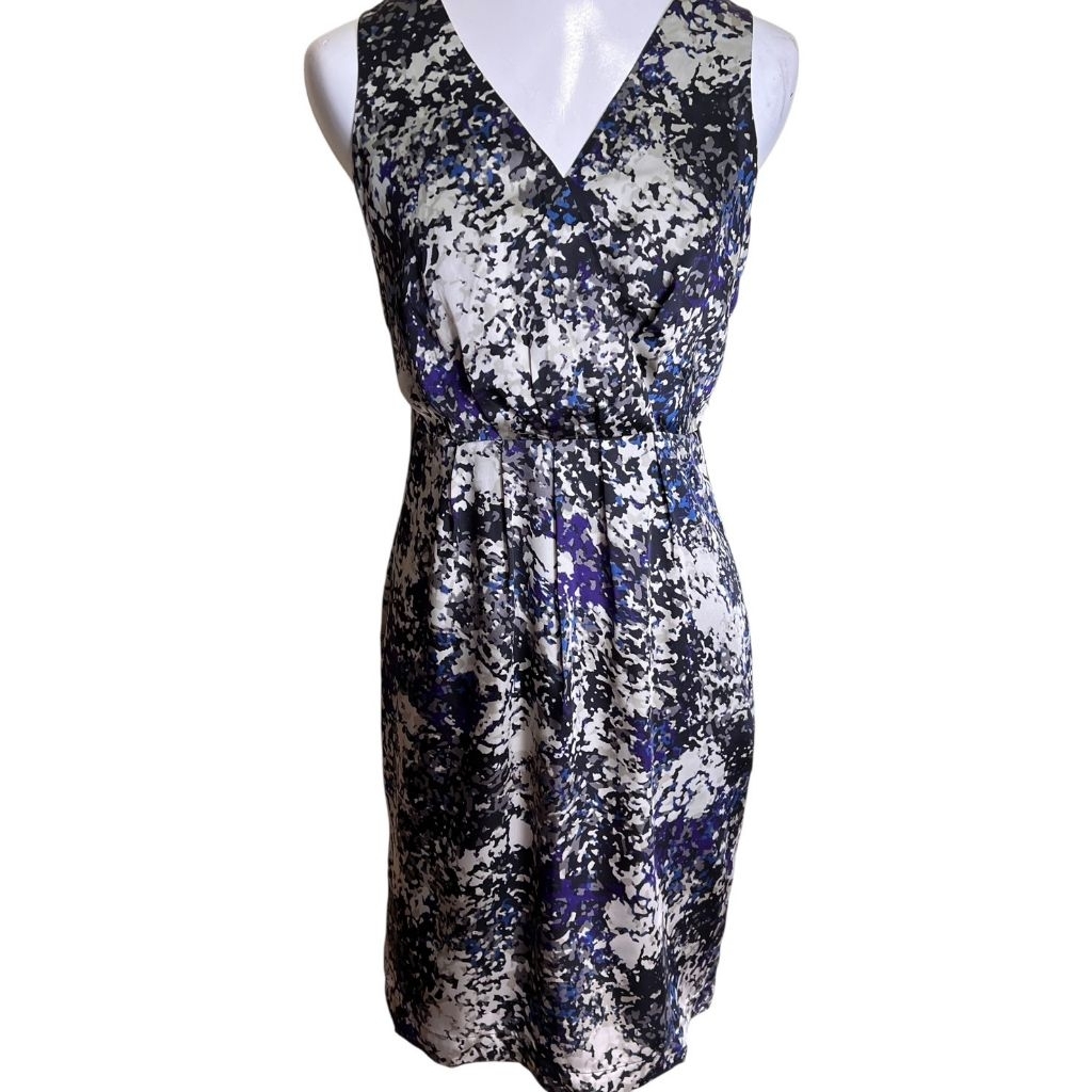 ESPADA เดรสคอวี แขนกุด