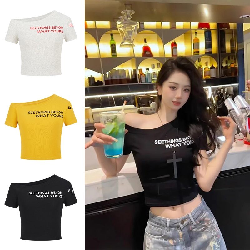 เสื้อยืดแขนสั้นเอวลอยคอเอียงเปิดไหล่ผู้หญิง แฟชั่นใหม่ฤดูร้อน 2025 เข้ารูปใส่แล้วดูผอม สไตล์หวานบริสุทธิ์ แมตช์ง่าย