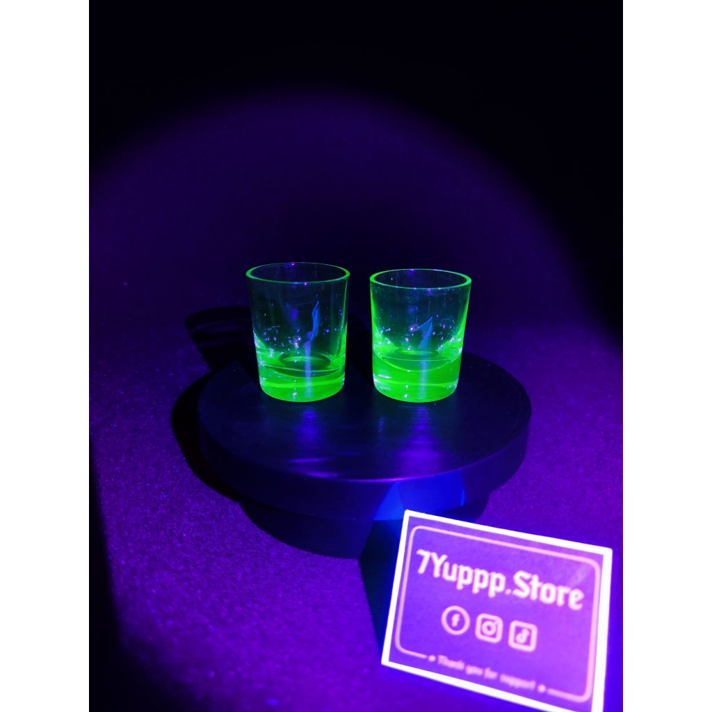 แก้วช็อตยูเรเนียม แก้วเป๊กยูเรเนียม(เรืองแสงสว่างน้อยกว่าใบอื่น) Uranium glass