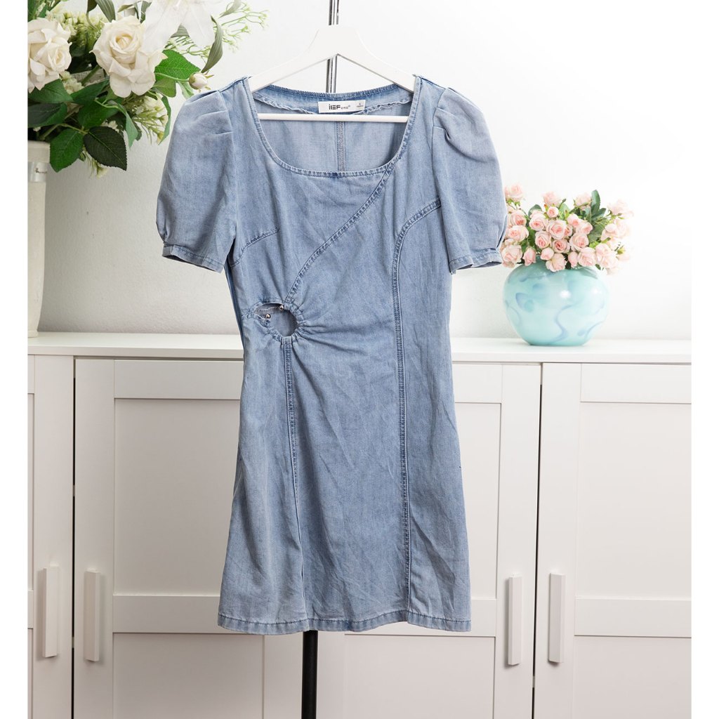 iEF เดรสมือสอง คอสี่เหลี่ยมแขนสั้น ผ้ายีนส์คอตตอน  ผ้าใส่สบายไม่ร้อน เอวเปิดด้านข้าง กระโปรงบานทรงเอ