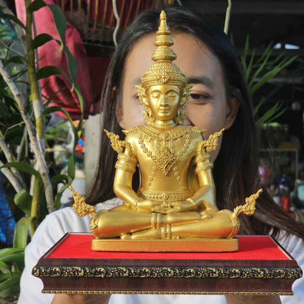 พระจักรพรรดิทรงเครื่องเหล็กน้ำพี้หน้าตัก5นิ้วสูง7นิ้วเเถมฟรีฐานรอง