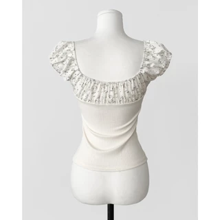 Rita พร้อมส่ง🎀เสื้อยืดเสื้อปาดไหล่ แต่งแขนระบายเก๋ไก๋ เสื้อยืดโชว์ไหล่ มีเชือกผูกได้ ลายดอกไม้ สไตล์เกาหลี สวยๆผู้หญิง