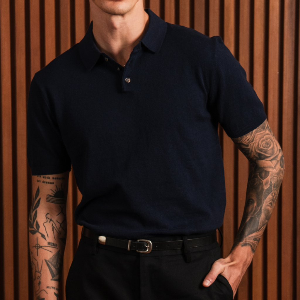 THE REPUBLIQUE - Short-Sleeve Knit Polo (Navy) - เสื้อโปโลผ้านิตแขนสั้น