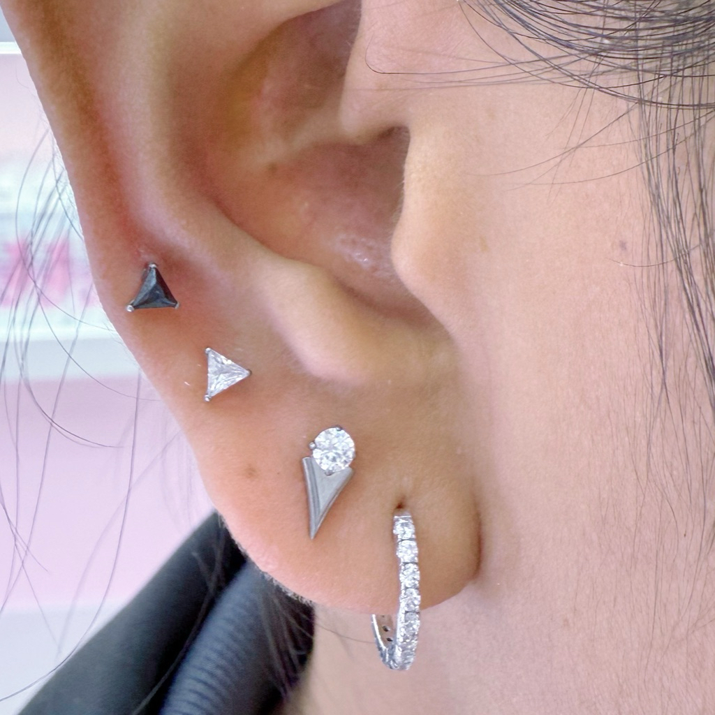 Piercingroom by Jay حلق مثلّث بالزركون تيتانيوم طبي (فردة) — صورة 2