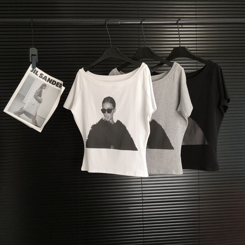 เสื้อโอเวอร์ไซส์วินเทจ แฟชั่นเกาหลี ปาดไหล่ ข้างเดียว สีเทา สกีนลาย เสื้อยืดสวยๆผู้หญิงที่กําลังฮิต สาวอวบใส่ได้ คอกว้าง - รูปที่ 6