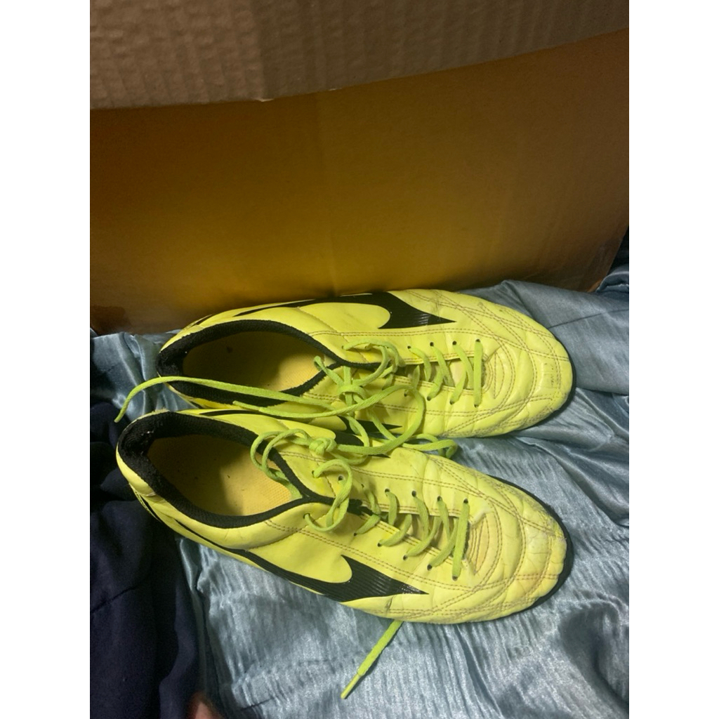 รองเท้าฟุตบอลมือสองร้อยปุ่ม Mizuno ขนาด40.5/260สภาพดีหนังดีไม่ปริแตกพื้นยังดี