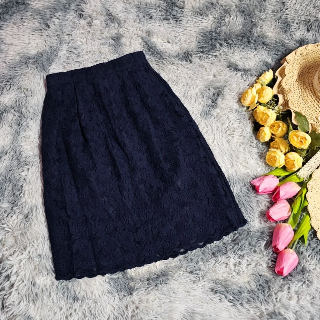 ส่งต่อกระโปรงลูกไม้แฟชั่นสีกรมท่าเข้มสวยๆ ชุดใส่ทำงานสุภาพเรียบร้อย เสื้อผ้ามือสอง 2hands มือ2 ชุดใส