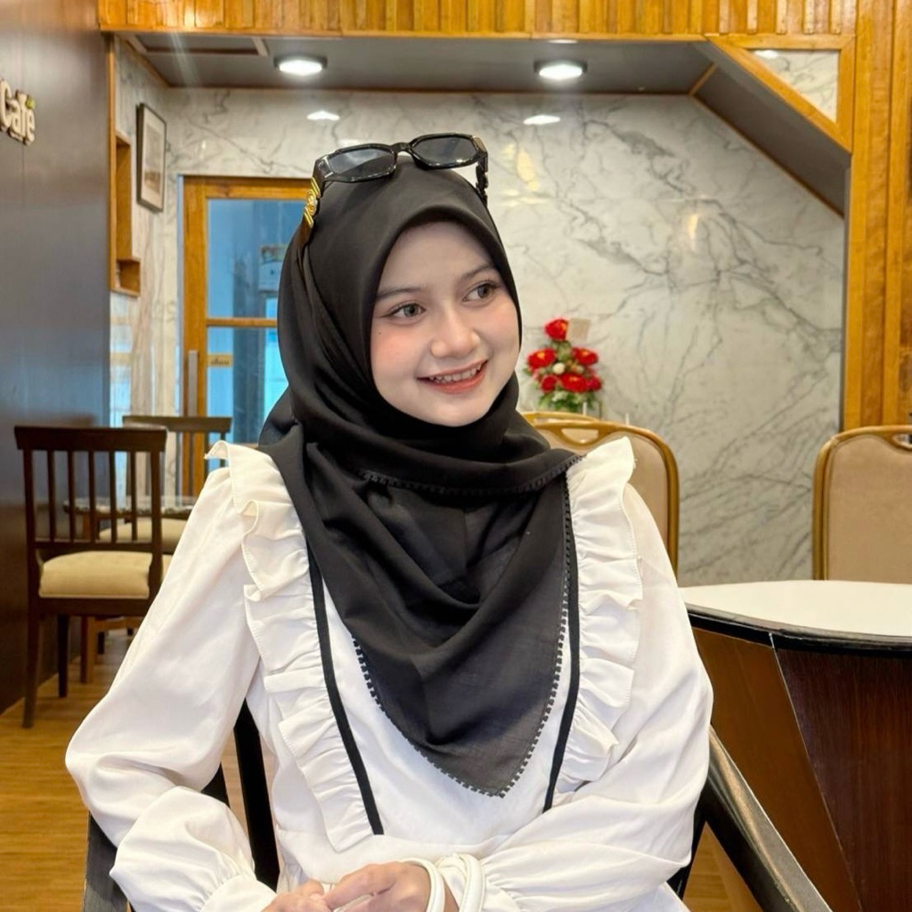 ผ้าคลุมฮิญาบ รุ่น บาวาคอตตอนสีดำ ริมลูกไม้ หลาสกรู