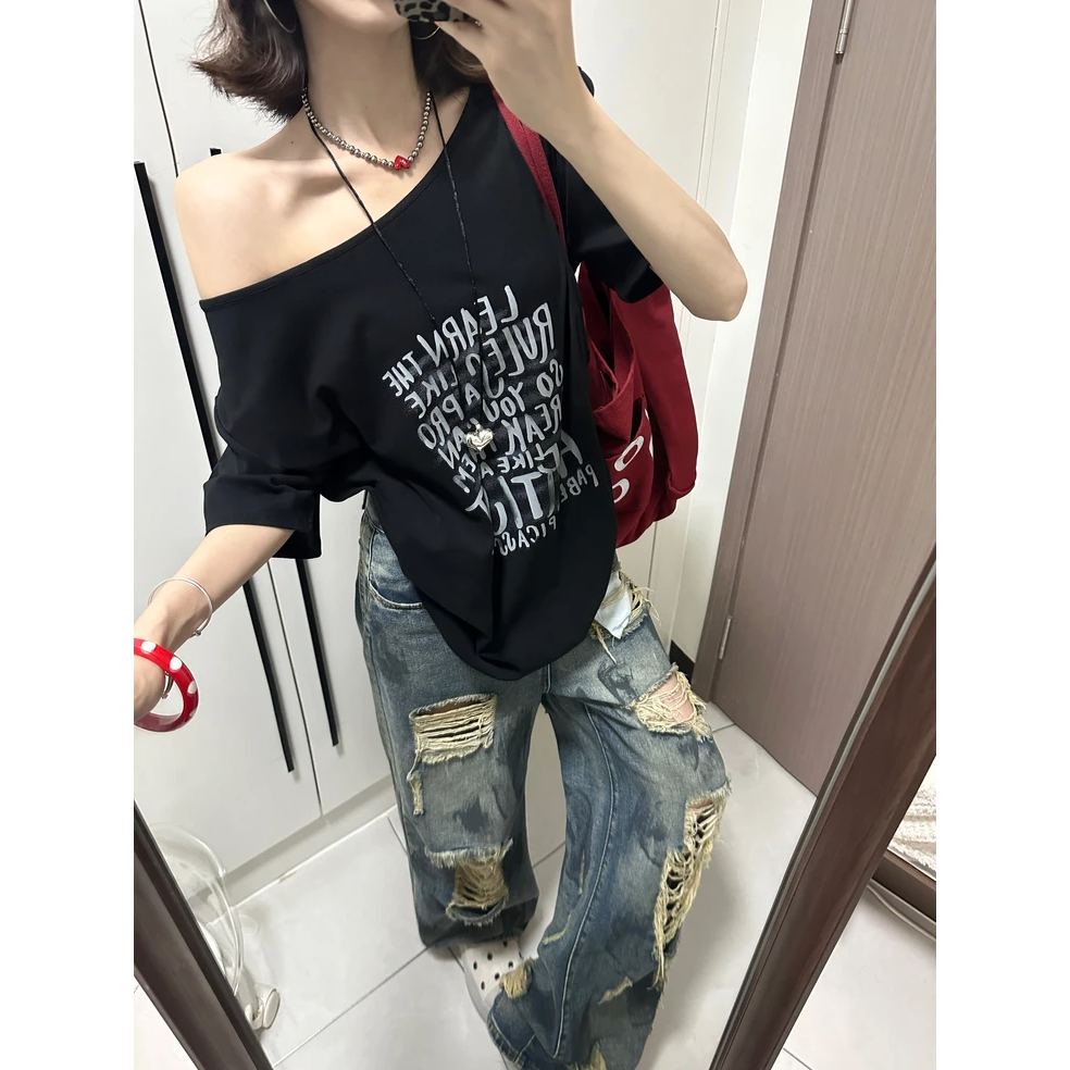 เสื้อยืดผู้หญิง ปาดไหล่แฟชั่นเซ็กซี่ ผ้านิ่ม เกาหลี มินิมอล ใส่สบาย ใส่ชิวชิว คอกว้าง เสื้อโอเวอร์ไซต์สกําลังฮิตใหม่ล่าส