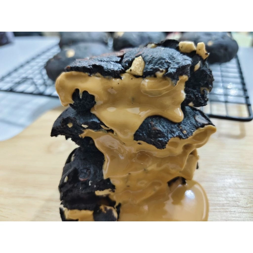 Midnight peanut butter stuffed soft cookies. ชิ้นละ 80 กรัม