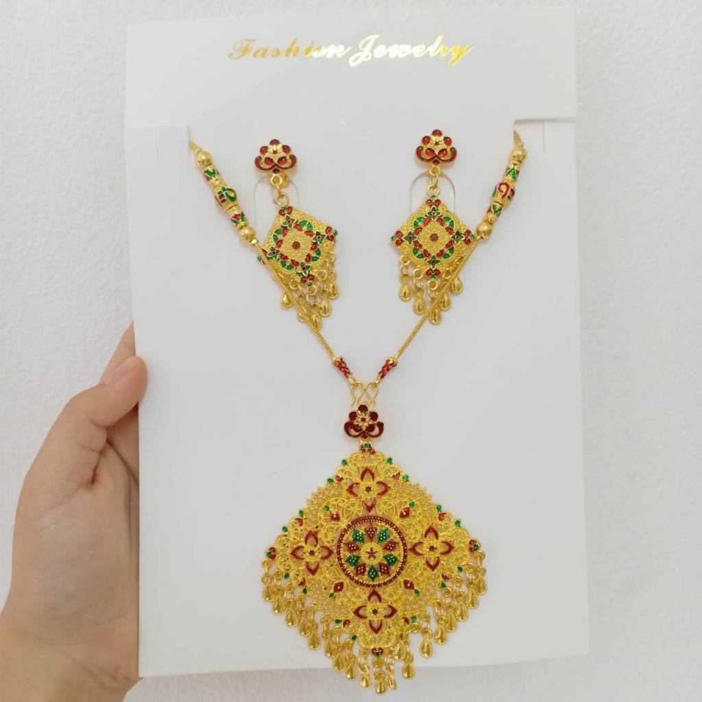 สร้อยคอพร้อมต่างหูงานลงยาประดับพลอย (ต่างหูแบบหนีบ) เครื่องประดับชุดไทยสีทอง สามารถใส่ได้ทั้งเด็กและ