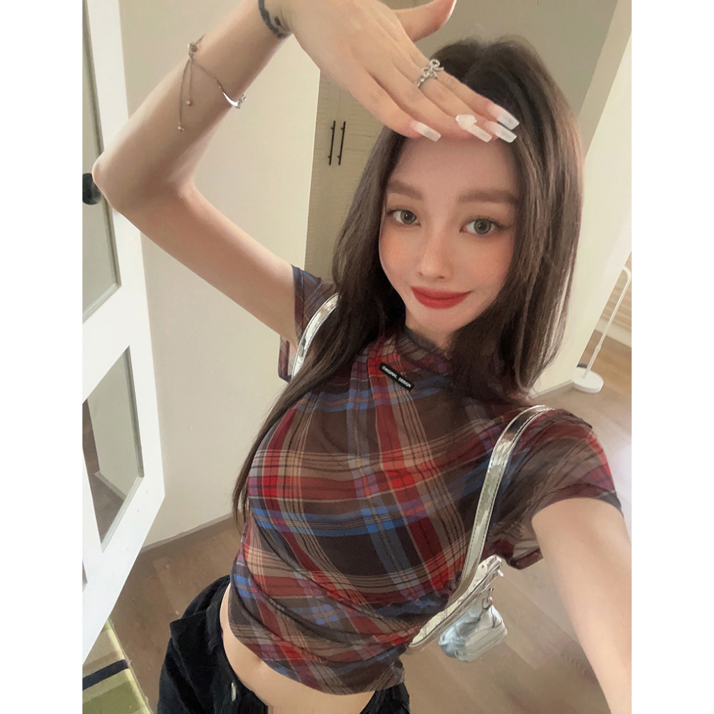 Cherryพร้อมส่ง เสื้อแขนสั้นผ้าซีทรู เสื้อครอปลายสก๊อต ดีเทลจั้มเอว ทรงเข้ารูป สไตล์สาวแซ่บ แฟชั่นผู้หญิง เซ็กซี่เบาๆY2K ราคา ถูกที่สุด ดีลบีเคเค แกลเลอรีภาพที่ 2