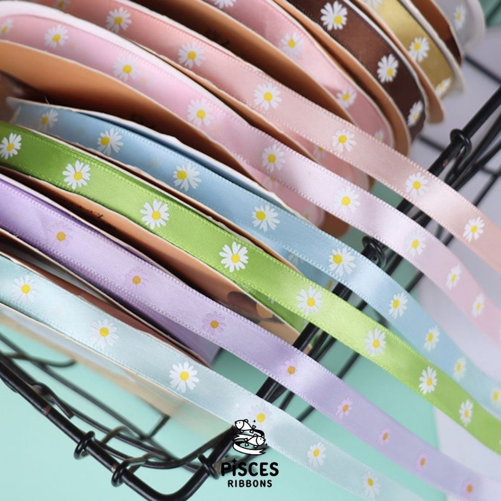 1 ม้วน【50 หลา】 * Petite Daisy Ribbon – ริบบิ้นลายดอกเดซี่ 1 cm. สำหรับผูกของขวัญ [RBR-0041] ราคา ถูกที่สุด ดีลบีเคเค แกลเลอรีภาพที่ 4