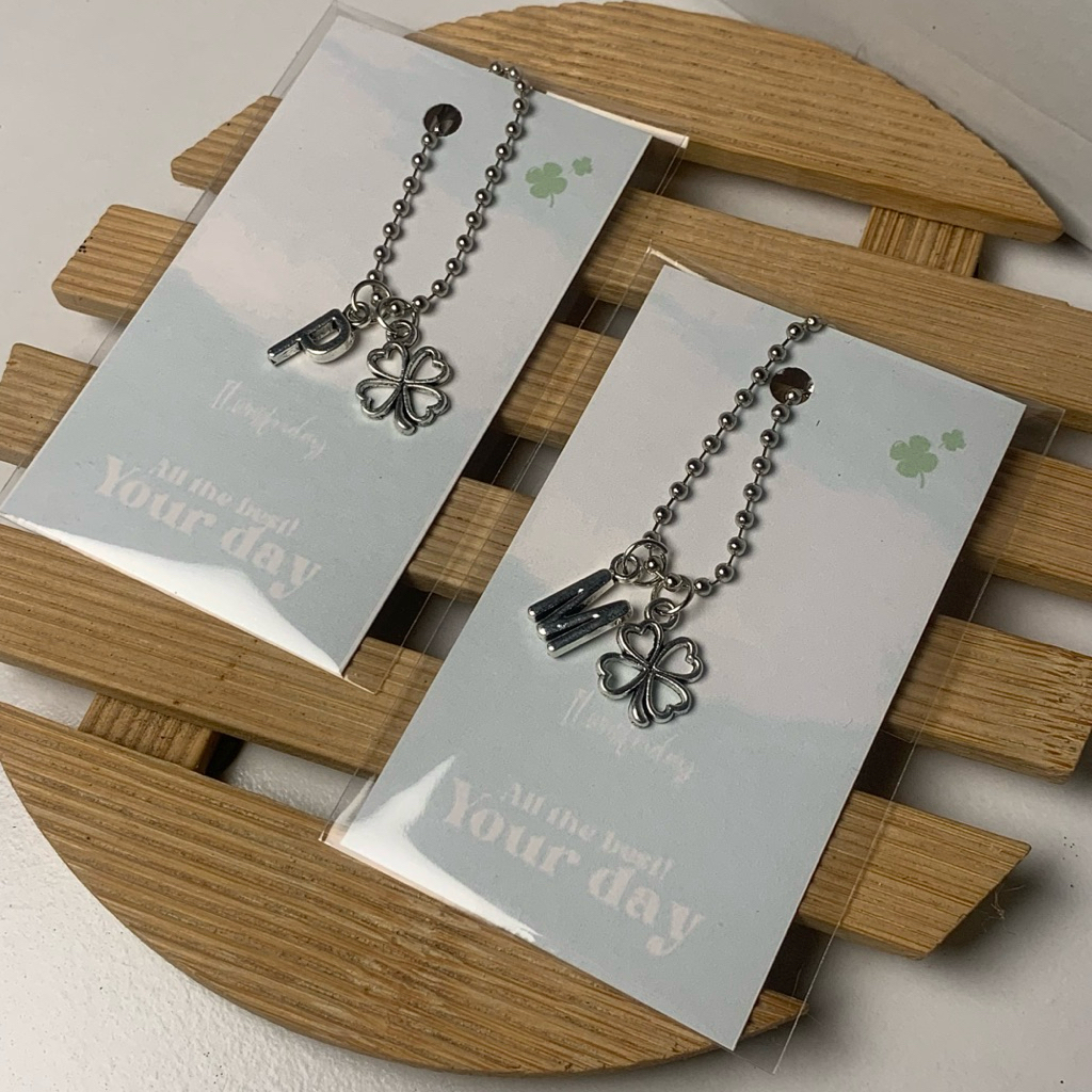 พวงกุญแจโซ่ไข่ปลา เลือกตัวอักษรภาษาอังกฤษ ใบโคลเวอร์ พร้อมการ์ด แจกวันดีๆ วันปัจฉิม - รูปที่ 2