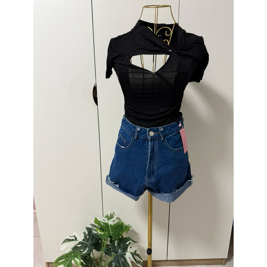 ส่งต่อเสื้อยืดแบรนด์Tshopกางเกงยีนส์ขาสั้นแบรนด์Tshopป้ายห้อยยังไม่เคยใส่