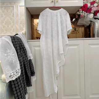shayne-2025 ใหม่ เสื้อยืดสตรี ผิดปกติ รุ่นยาว ลูกไม้ ประเภทรุ่นหลวม ความเรียบง่าย หวาน แฟชั่นฤดูร้อน