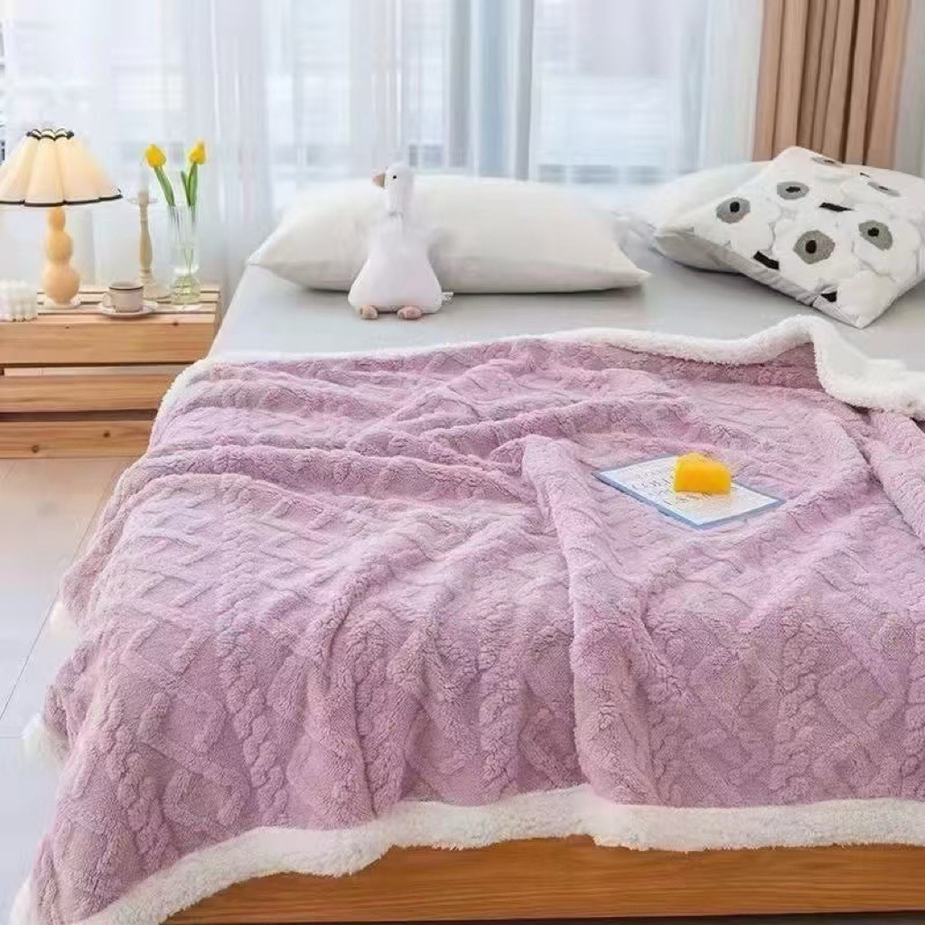 ผ้าห่มขนแกะ ขนาด 200x230cm  ห่มแล้วอุ่นสบาย ให้ความอบอุ่นได้ดี มีสีสันให้เลือกมากมาย หนัก1.9กิโลกรัม