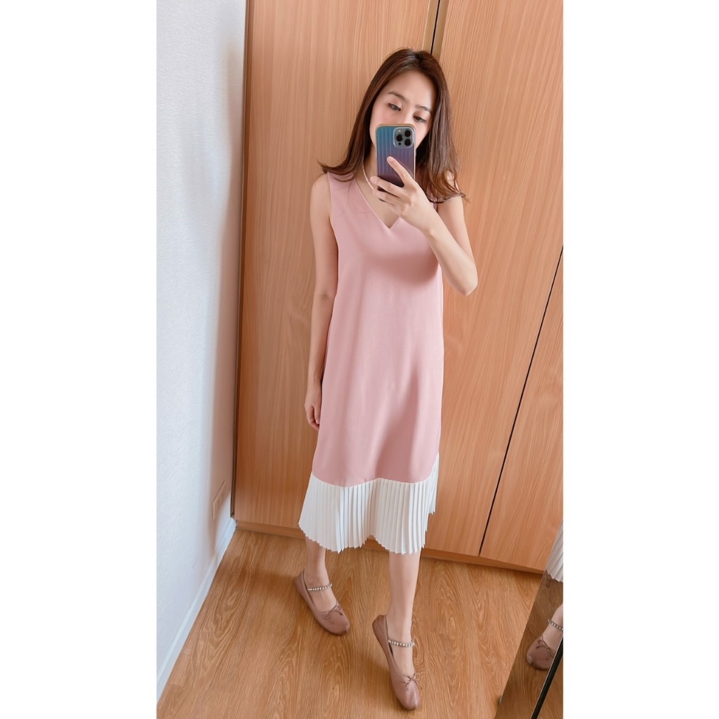 Swan pleated dress งาน premium ทอสวยทั้งตัว เดรสยาวคอวีแขนกุด ชายกระโปรงแต่งผ้าอัดพลีท