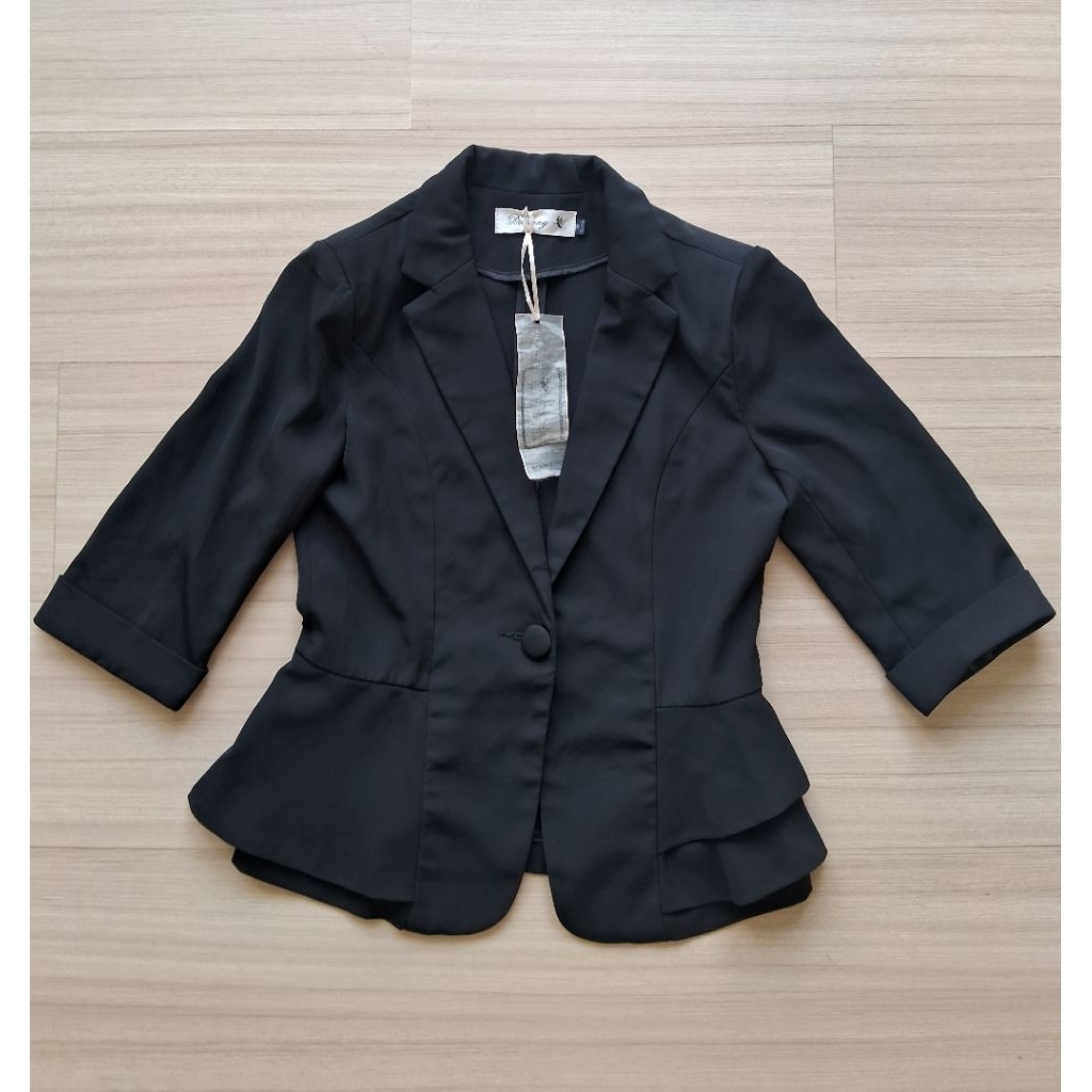 เสื้อสูทผู้หญิงสีดำ วัดจากเสื้อ รอบอก 34 นิ้ว เอว 29 นิ้ว Size M 160/84A