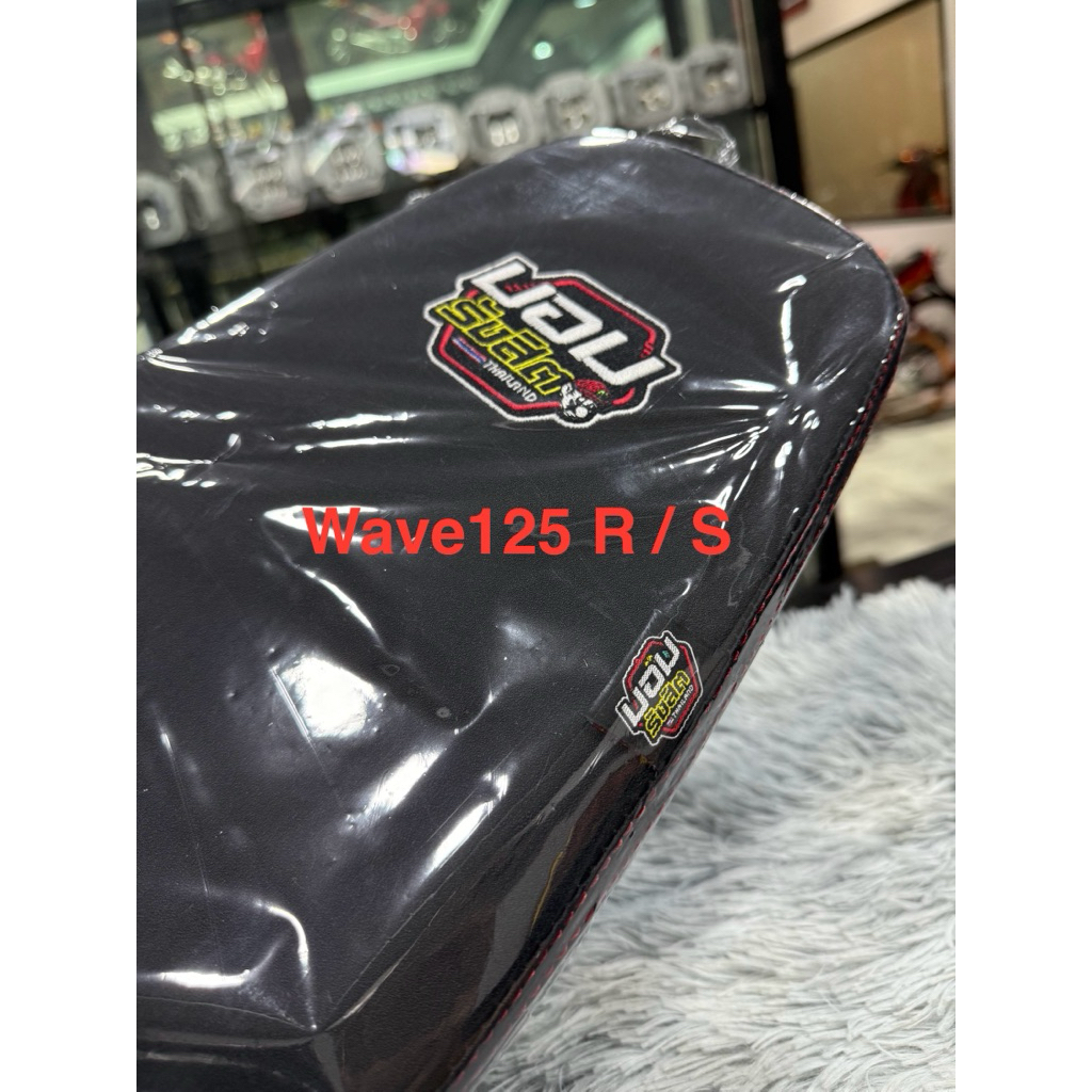 เบาะทรงบางและทรงแข่งโลโก้ปัก