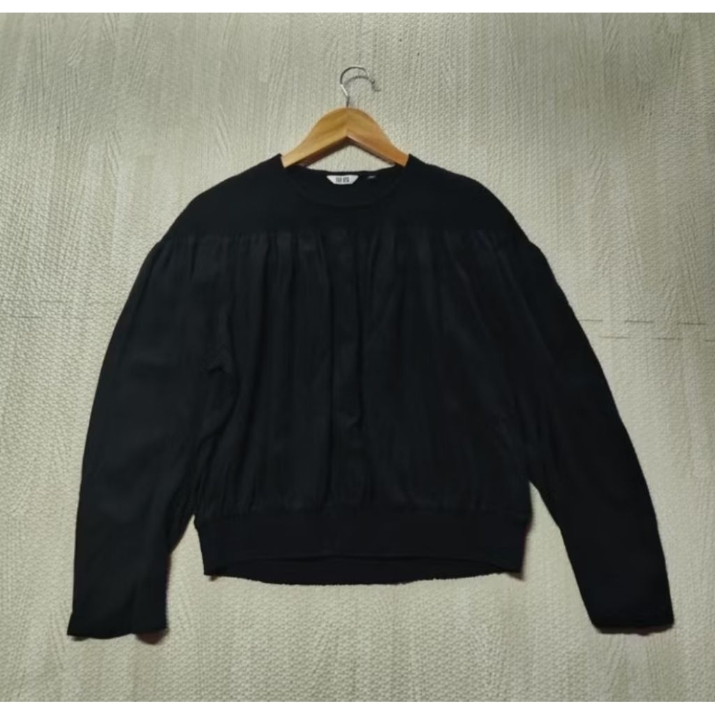 (โค้ด Live 40% เหลือ 150) Uniqlo รุ่น U เสื้อเบลาซ์ จั๊มเอว Size M มือ2