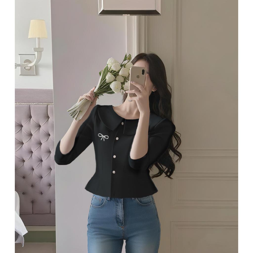 【Karlyn】FZ-CC-I37# เสื้อคอบัว เเขนสามส่วนกระดุมทั้งตัว ทรงสวยเข้ารูป  แต่งเข็มกลัดโบว์