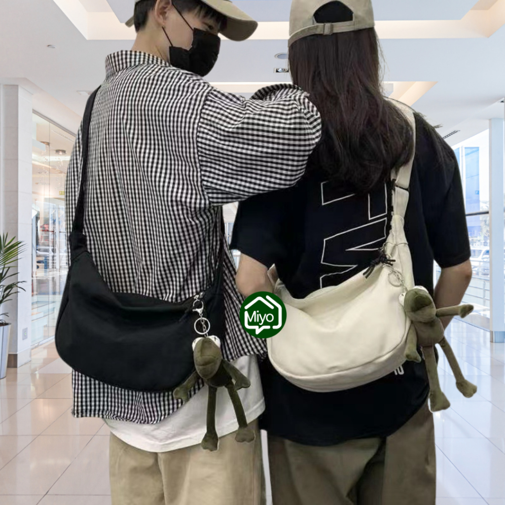 กระเป๋าผ้าแคนวาส กระเป๋าผ้าสะพายข้าง กระเป๋าผ้าแบบซิป สุดเท่ห์ (ไม่รวมพวงกุญแจ)