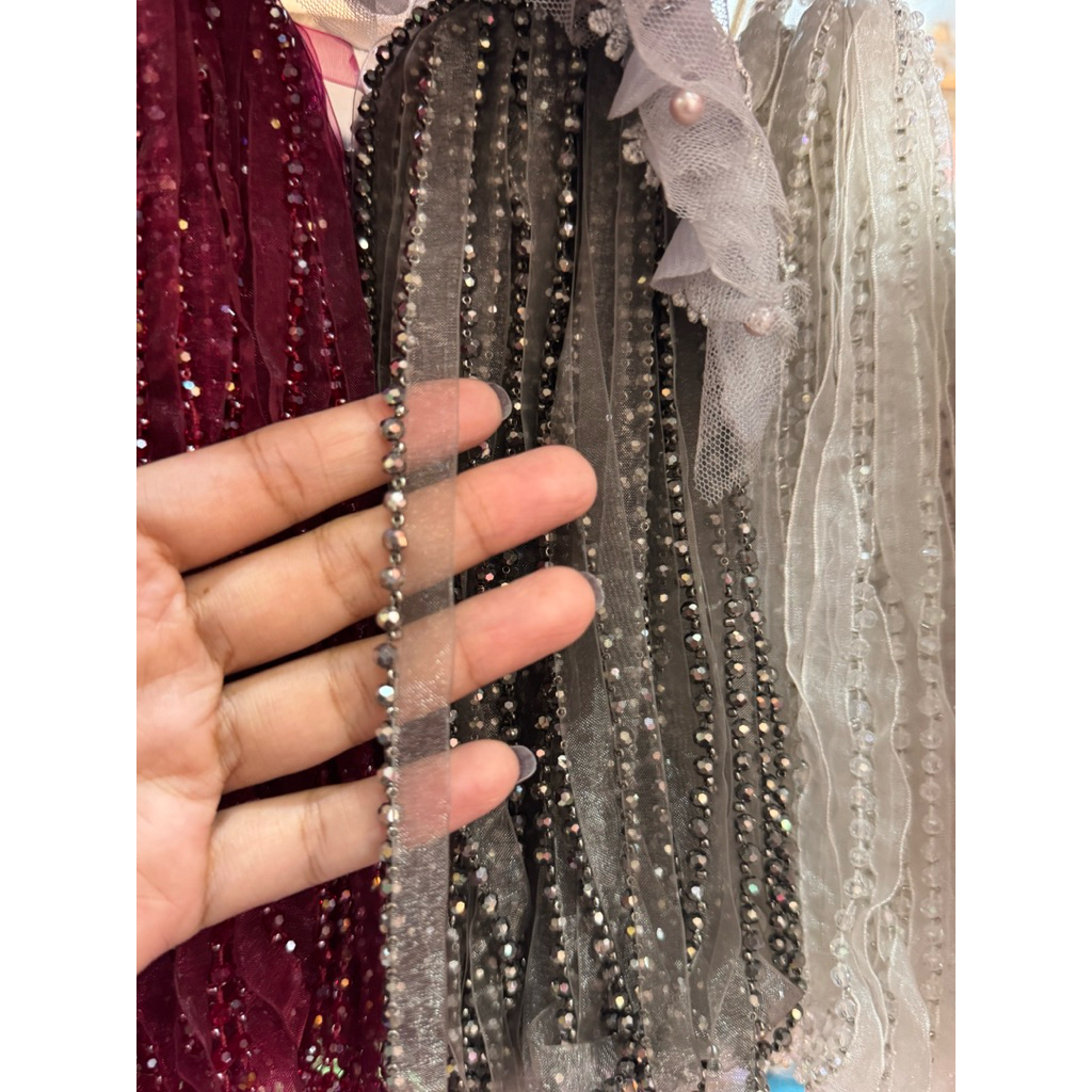 เส้นแต่งปักเหลื่อมสวยสวย เส้นละ10หลา370฿